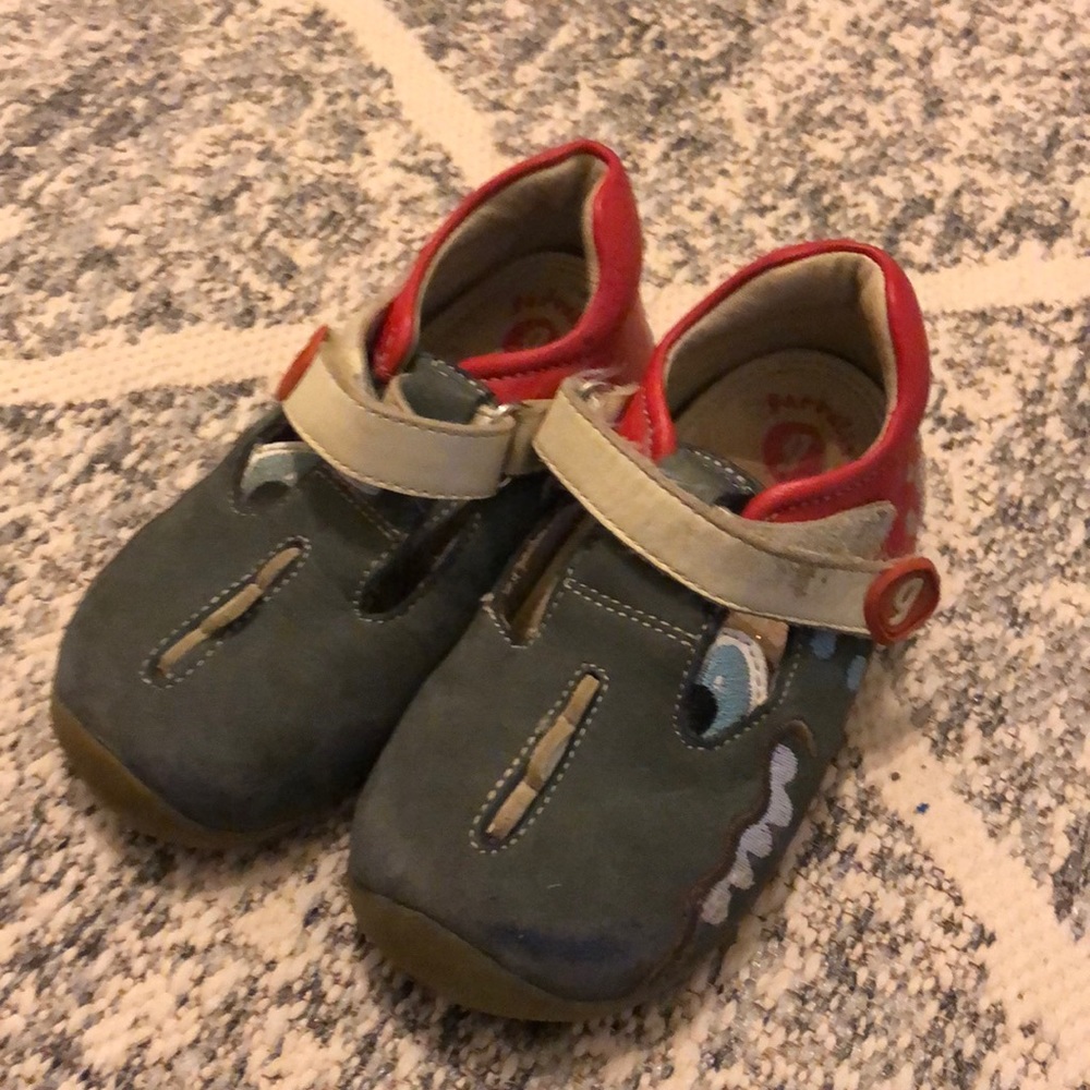 Garvalia toddler Velcro shoes size 7 leather